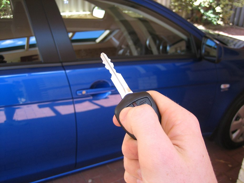 在進行遠端遙控車門啟閉時，Keyless系統還必須能透過車門遙控傳遞安全認證碼，以確認合法使用鑰匙遙控車門